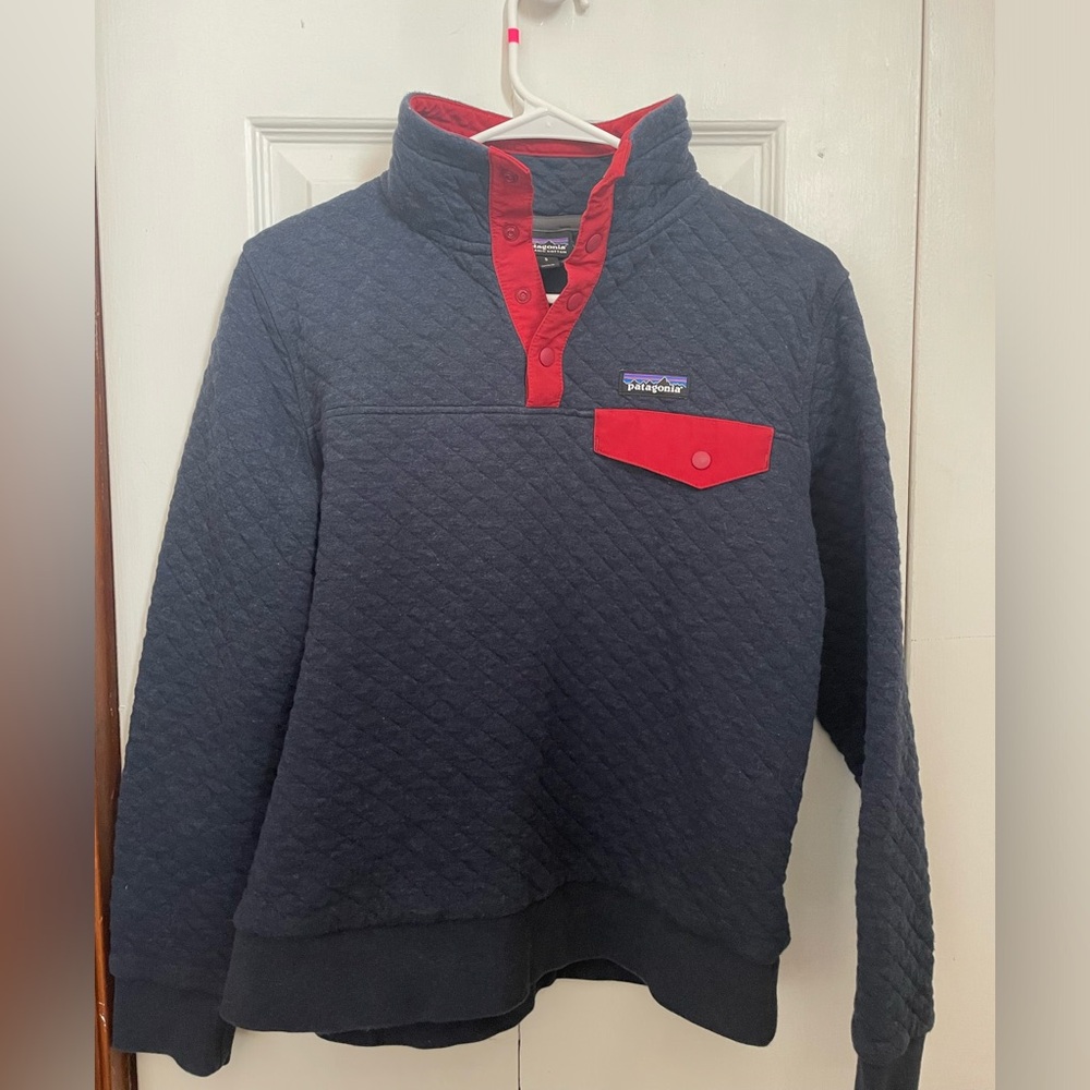 Patagonia dark blue quilted quarter button up with red details